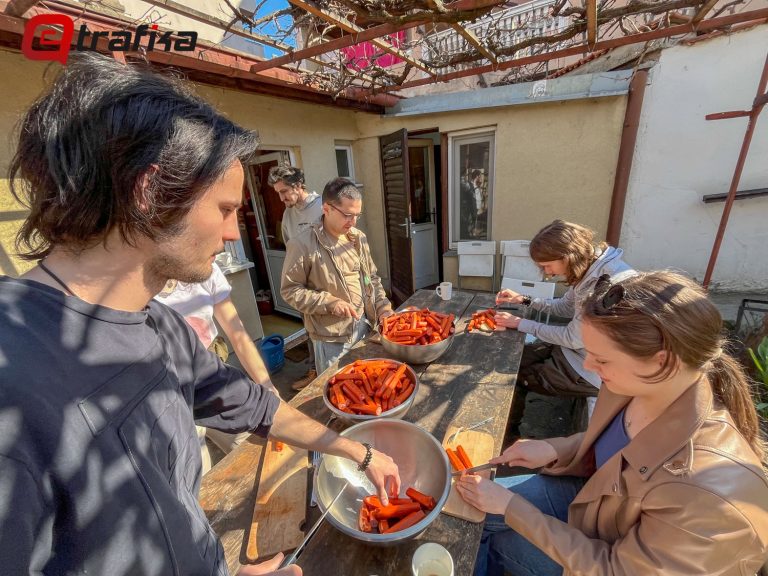 „Ovde sam zbog male penzije”: Solidarna kuhinja s Beograđanima tri puta sedmično